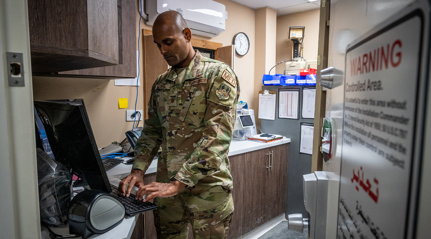 airman on computer