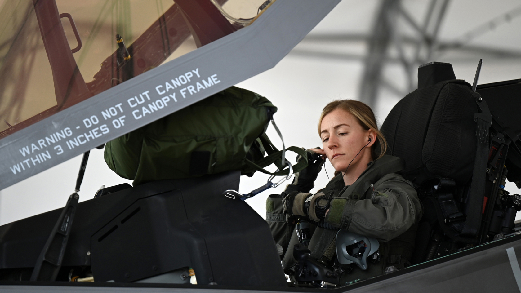 female air force pilot