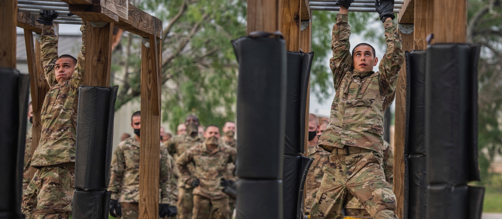 airmen doing obstacle course 